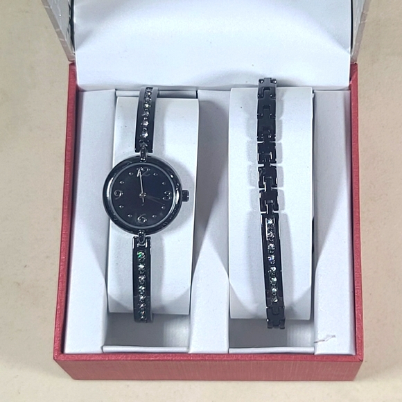 FMD Women's Watch with matching bracelet. NEW in box. - Picture 9 of 9